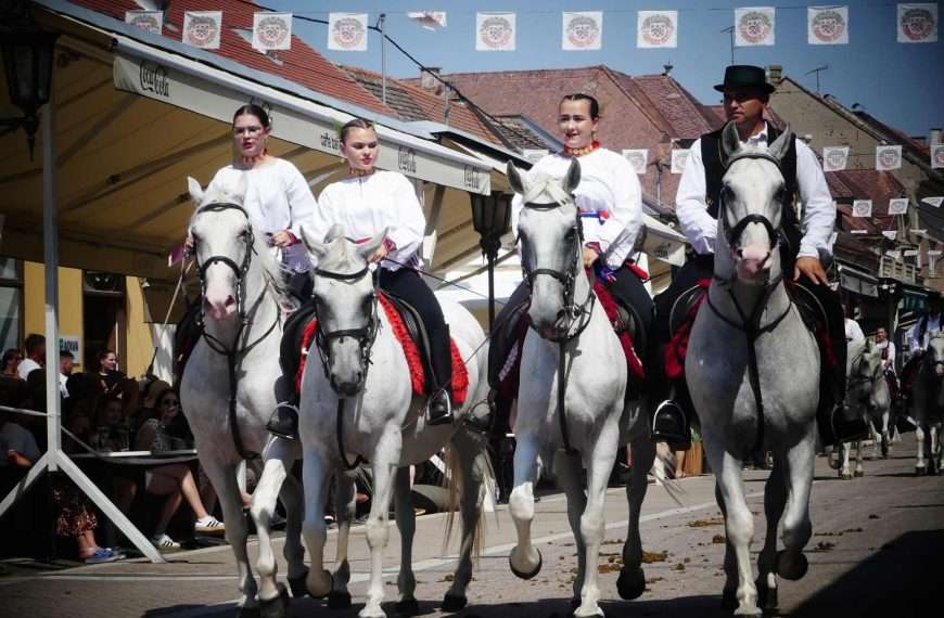 FOTO Đakovački vezovi – Svečana povorka KUD-ova i sudionika