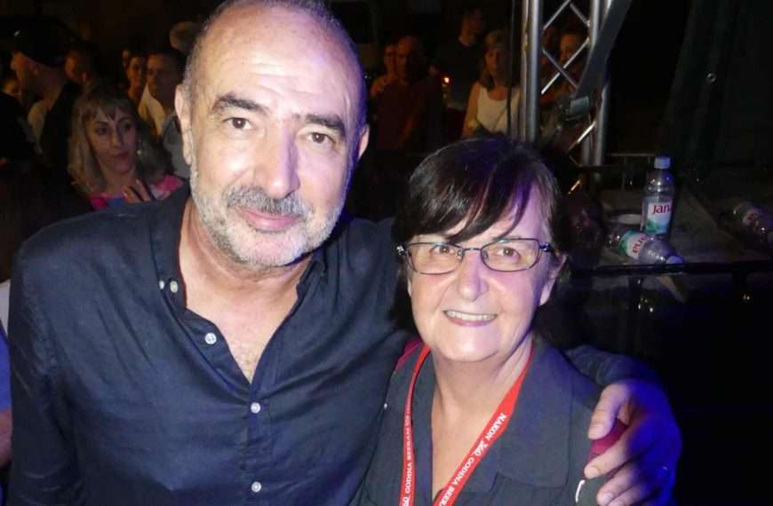 Dražen Zečić se spustio u prve redove i dijelio bukete ruža