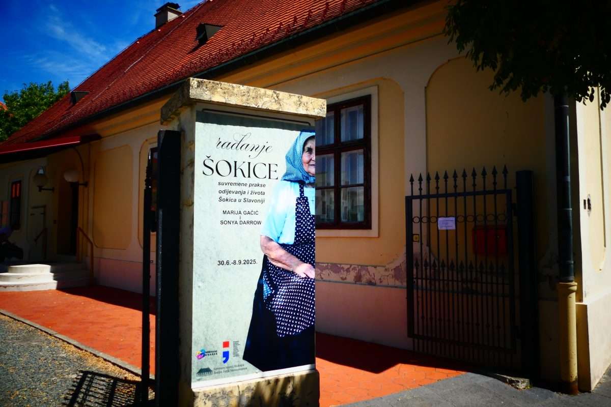 ĐAKOVO: Izložba „RAĐANJE ŠOKICE – suvremene prakse odijevanja i života Šokica u Slavoniji“