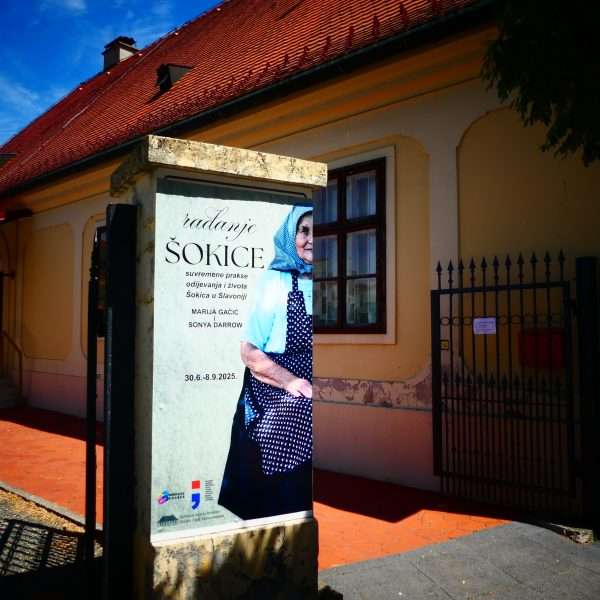 ĐAKOVO: Izložba „RAĐANJE ŠOKICE – suvremene prakse odijevanja i života Šokica u Slavoniji“