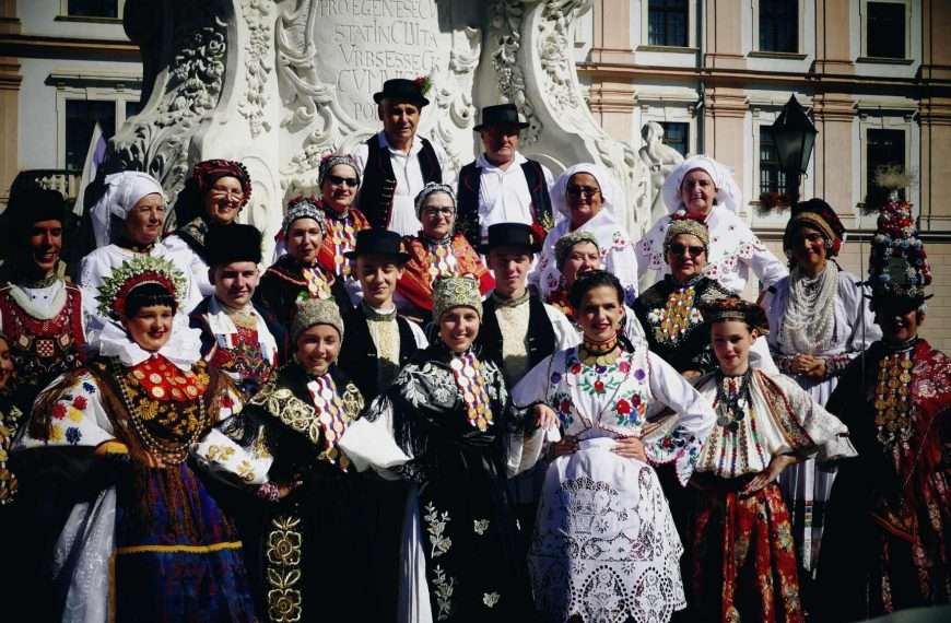 [FOTO/VIDEO] Okom objektiva – Cure, snaše i momci iz Slavonije – Zavičajno ruvo Osijek 2025.