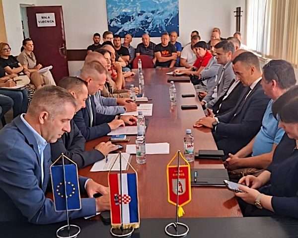 Ministar Vlajčić u Drnišu predstavio mjere pomoći stočarima Šibensko-kninske županije