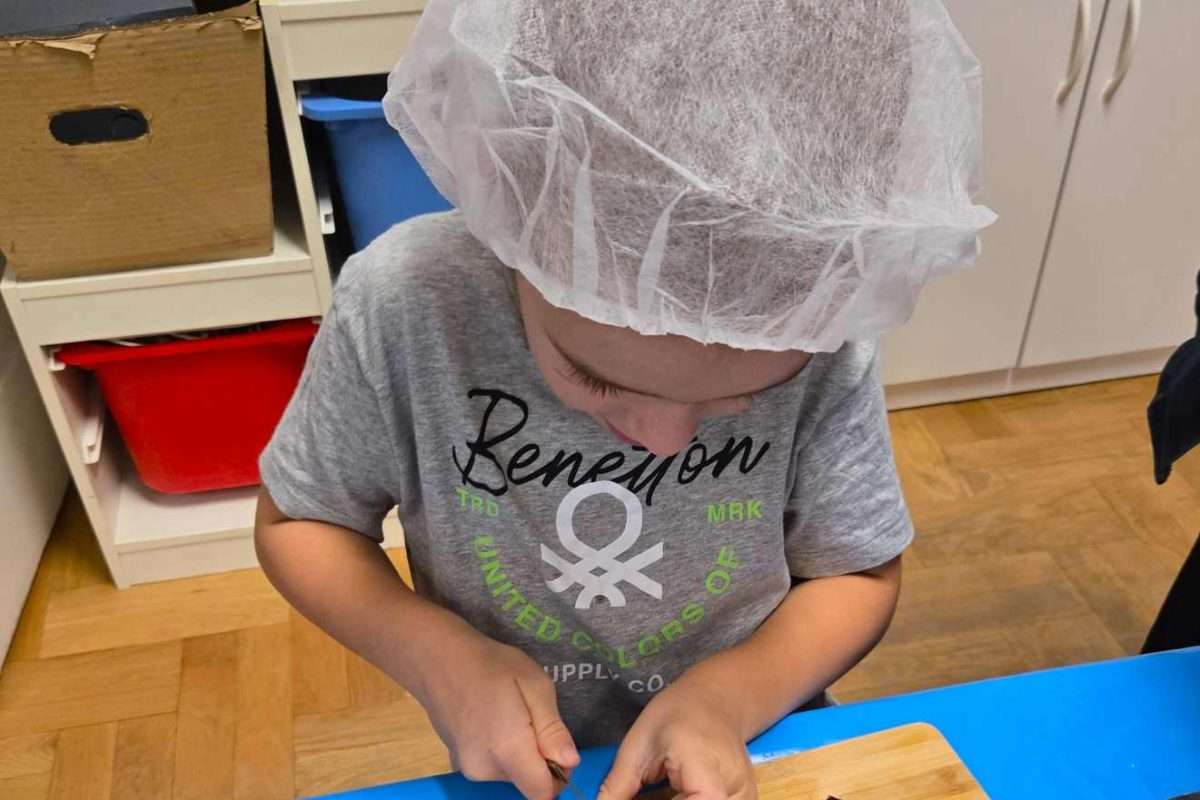 Slatki početak pedagoške godine – Montessori skupina Ljubičica kuhala pekmez od šljiva