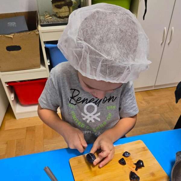 Slatki početak pedagoške godine – Montessori skupina Ljubičica kuhala pekmez od šljiva
