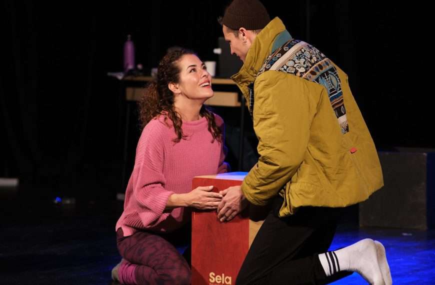 PERKUSIJE LJUBAVI (OSTAJEMO) – TEATAR STUDIO 9 PREDSTAVLJA TRAGIKOMEDIJU APSURDA