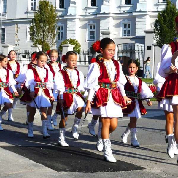 FOTO Svečani mimohod sudionika u povorci povodom festivala Zlatne žice Slavonije 2025.