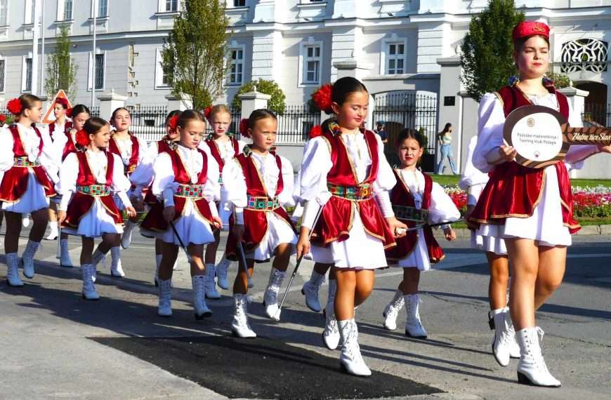 FOTO Svečani mimohod sudionika u povorci povodom festivala Zlatne žice Slavonije 2025.