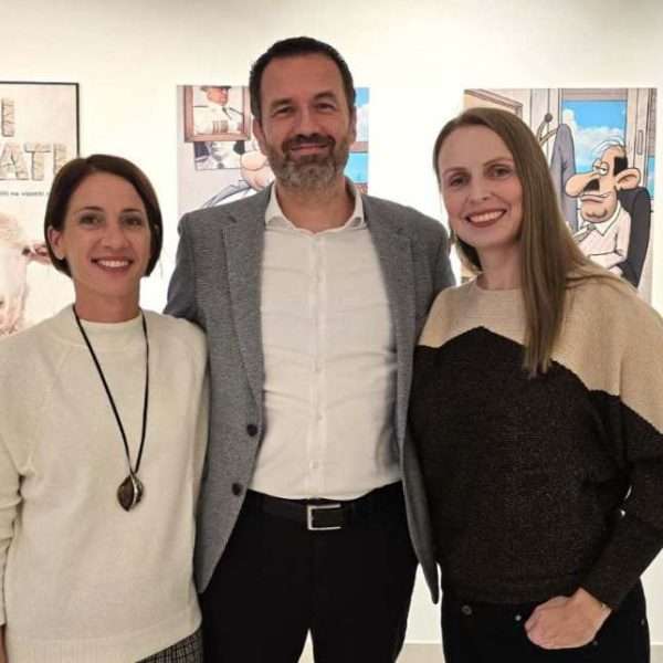 Nik Titanik predstavio svoje radove u Čazmi uz crtanje portretnih karikatura FOTO