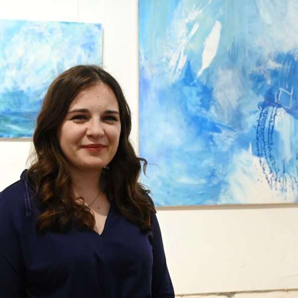 RAZGOVORI S PLAVOM – Svečano otvorena izložba akademske umjetnice Jasmine Jakopanec / FOTO