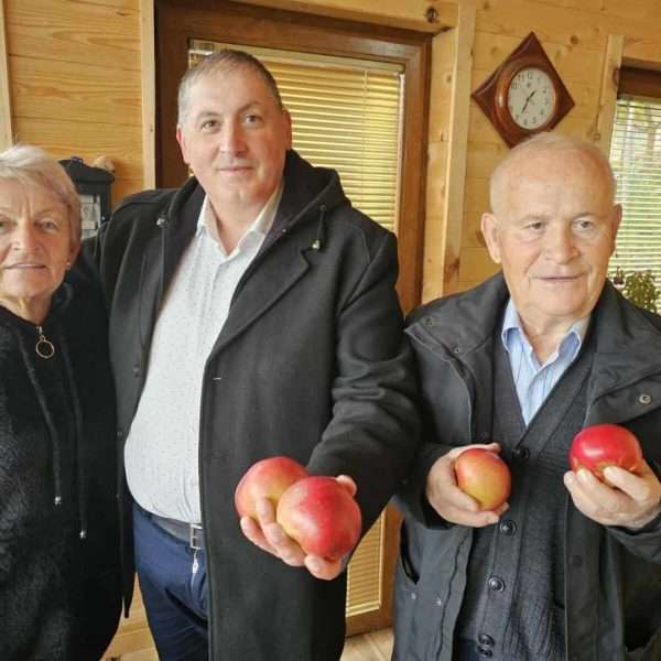 BUDEVICE FERATOVIĆA, GDJE JABUKE MIRIŠU DAHOM PROŠLIH VREMENA