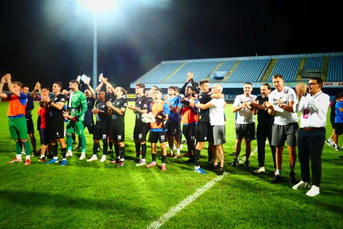 Lijepa Vukovarska gesta: Torcida može s obilježjima svoga kluba i transparentima na tribine