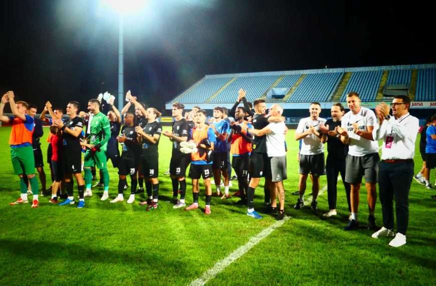 Lijepa Vukovarska gesta: Torcida može s obilježjima svoga kluba i transparentima na tribine