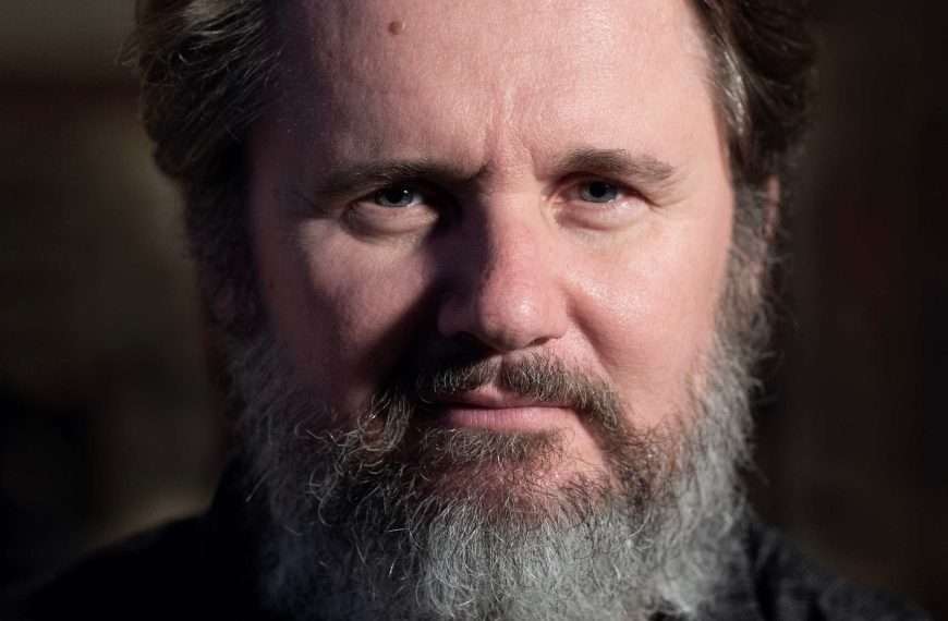 THE RETURNING TALE – Izložba akademskog umjetnika Zorana Kakše spaja likovnu umjetnost i školski inventar