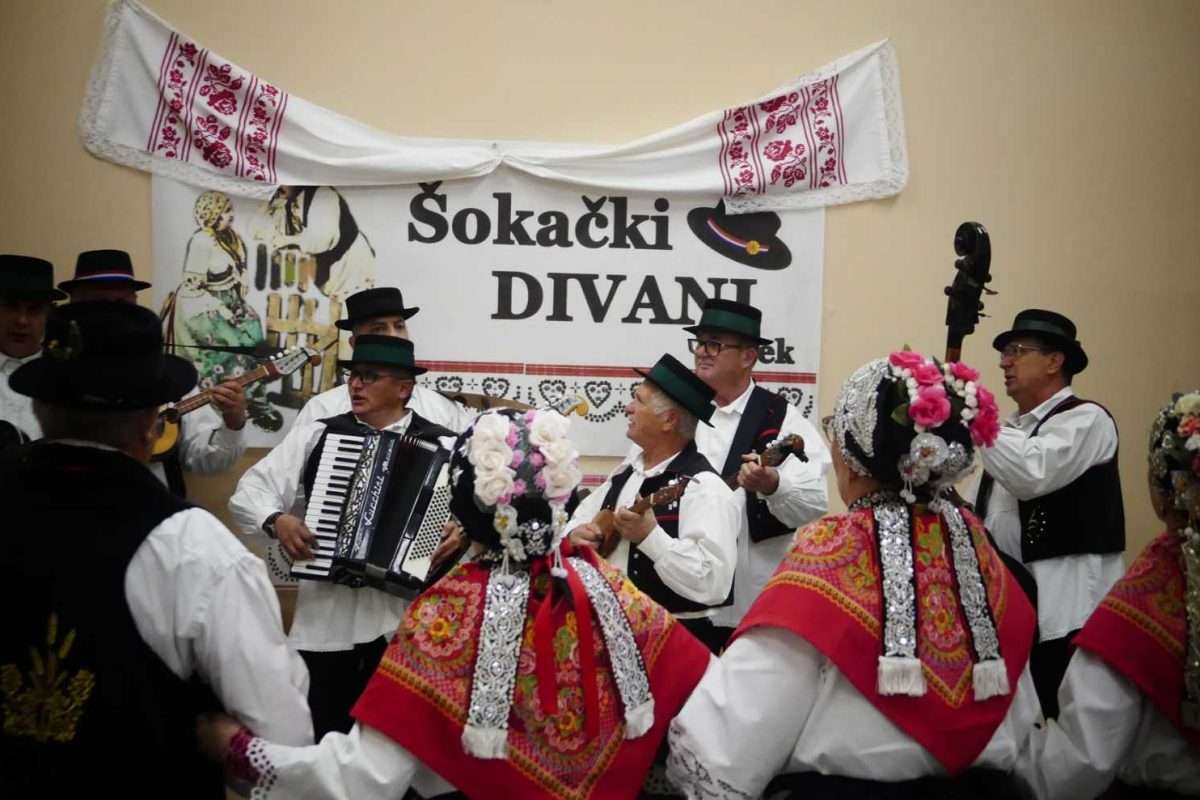 Ekipa portala Akademija-Art Zagreb na Zimskim šokačkim divanima u organizaciji udruge ETNO centar Osijek