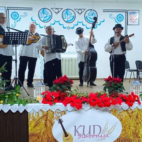 Osijek: KUD Slavonija i gosti održali Božićni koncert FOTO VIDEO