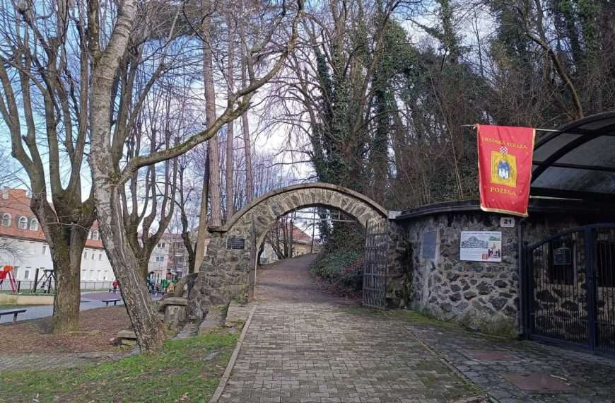 POŽEGA – Cipelice lutalice, cipelice šetalice by Venina