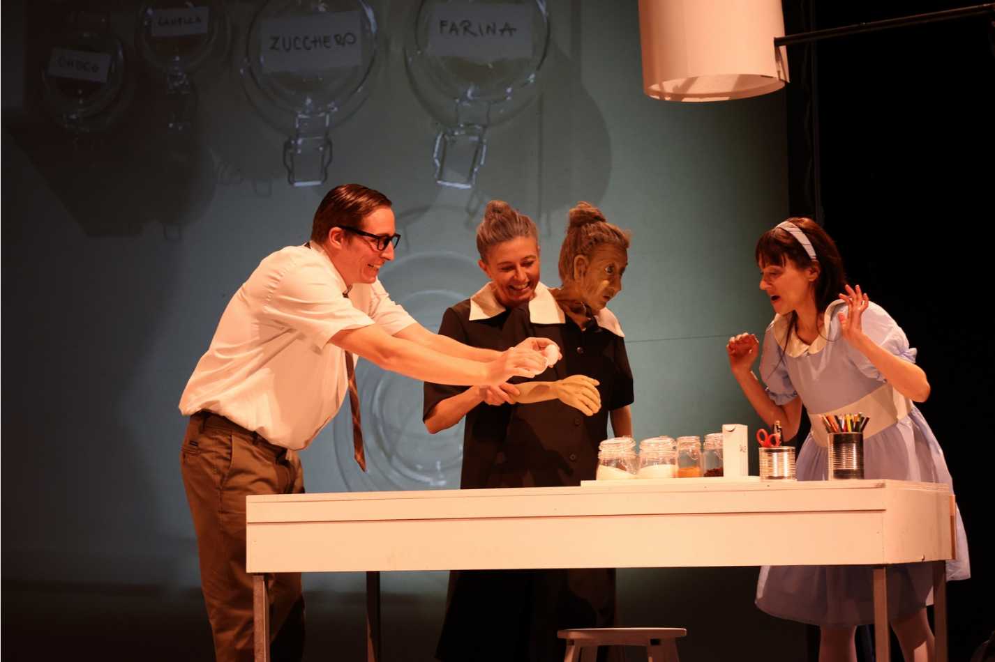 Konac koji povezuje generacije, s premijere predstave BAKA JE IZGUBILA KONAC