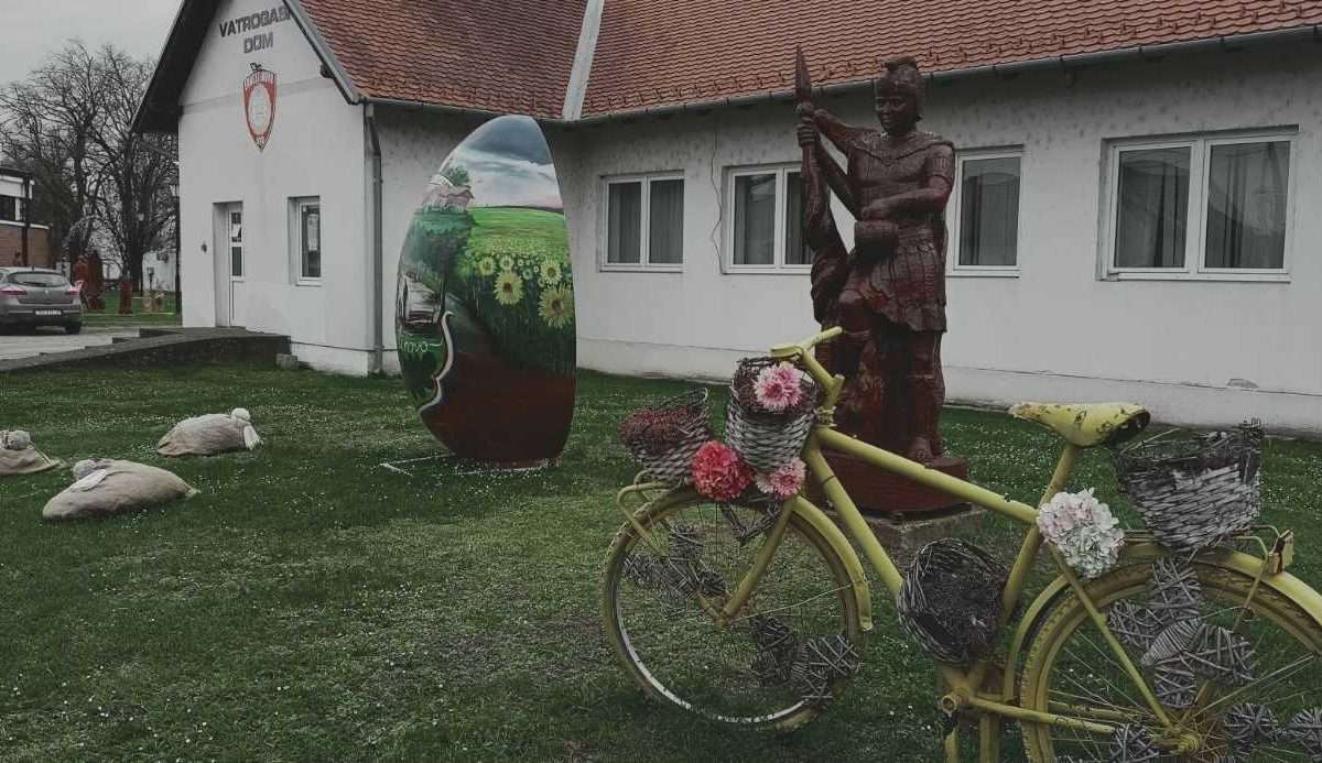 Ernestinovo je naširoko poznato po svojoj jedinstvenoj Kiparskoj koloniji naive