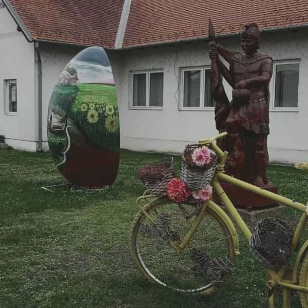 Ernestinovo je naširoko poznato po svojoj jedinstvenoj Kiparskoj koloniji naive