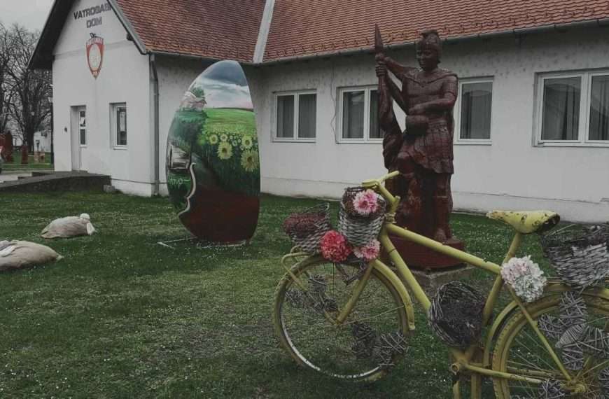 Ernestinovo je naširoko poznato po svojoj jedinstvenoj Kiparskoj koloniji naive