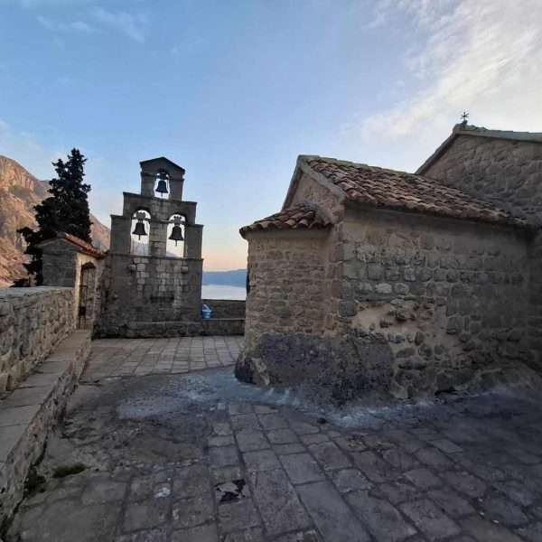 STAZAMA IZNAD BOKE OD DONJEG ORAHOVCA DO TVRĐAVA I SELA GORNJEG ORAHOVCA (2/2)