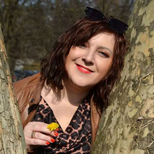 FUZIJA RIJEČI I BOJE – Razgovor s umjetnicom Snježanom Novotny