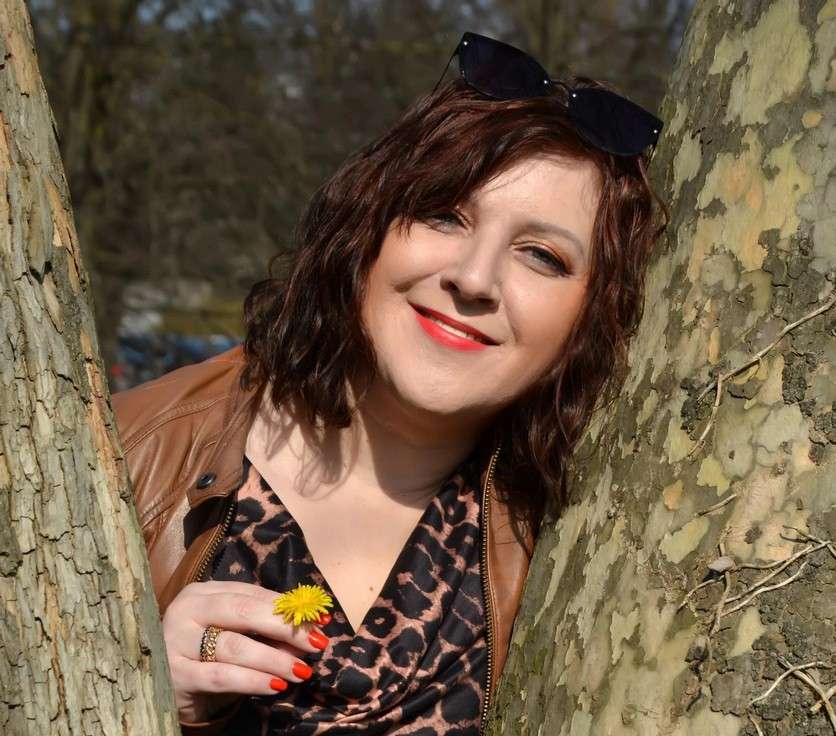 FUZIJA RIJEČI I BOJE – Razgovor s umjetnicom Snježanom Novotny