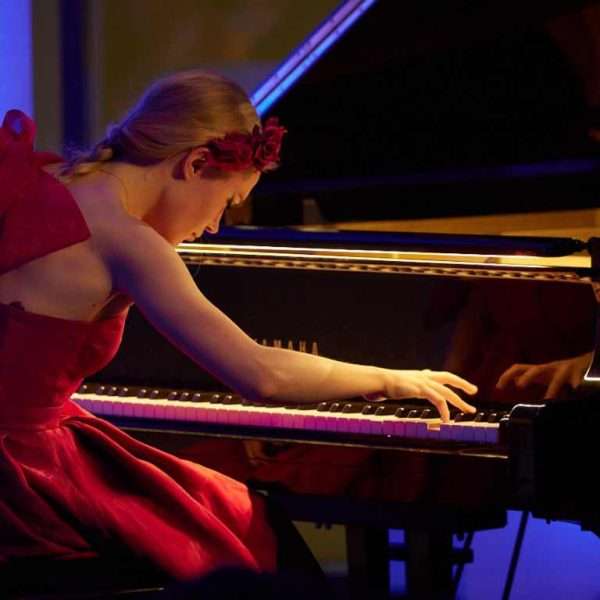 Najava događanja u KC-u: Klavirski recital Mije Pečnik i Pričaonica za djecu Carevo novo ruho