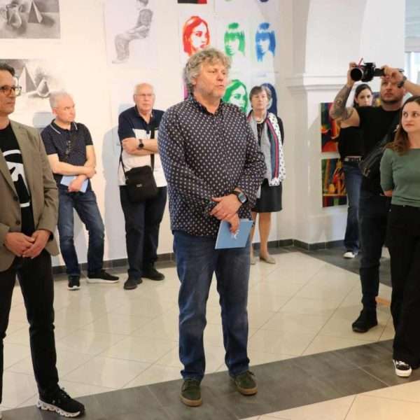 FOTO Otvorena 20. Godišnja izložba učenika ŠPUD-a u galeriji Novo