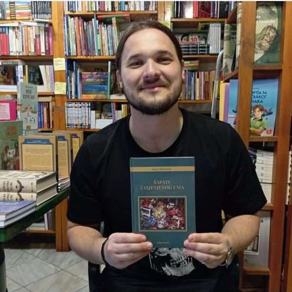 LABIRINTI SJENKI I UNUTRAŠNJIH SVJETOVA, KNJIŽEVNI UNIVERZUM SANELA BIBEROVIĆA U ZBIRCI ŠAPATI ZASJENJENOG UMA