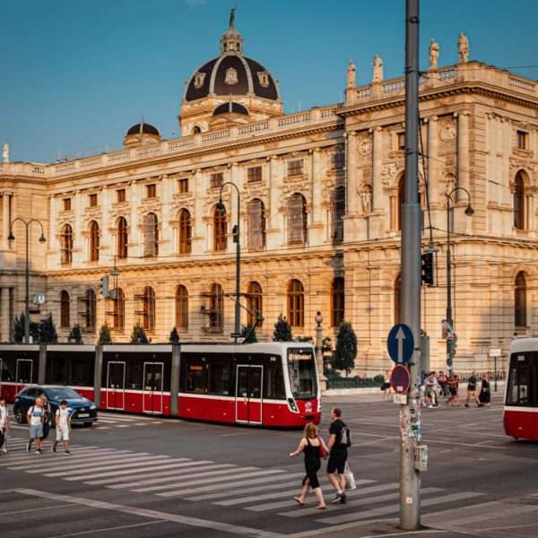Bečani sve češće biraju javni prijevoz, bicikl i kretanje pješice