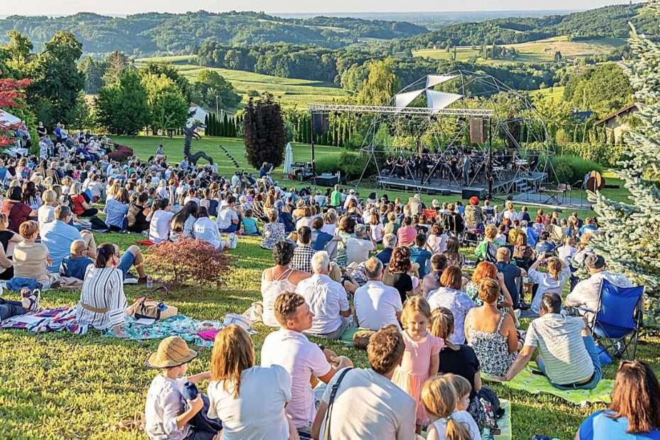 Glazbeni spektakl u Zmajevom vrtu obitelji Valkaj