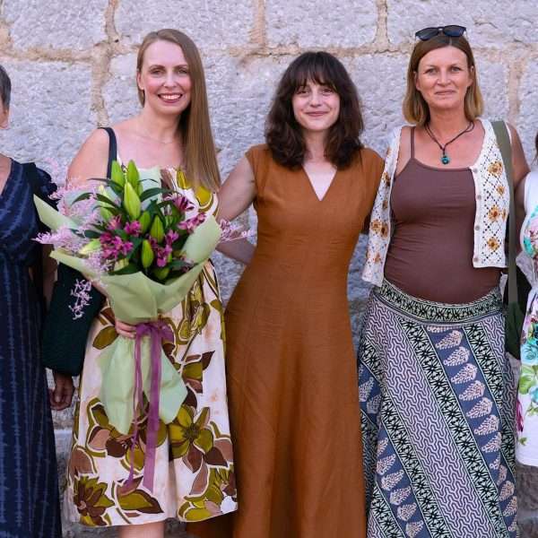 Nicanje iz tame – Svečano otvorena izložba Margerite Rakić u Omišlju