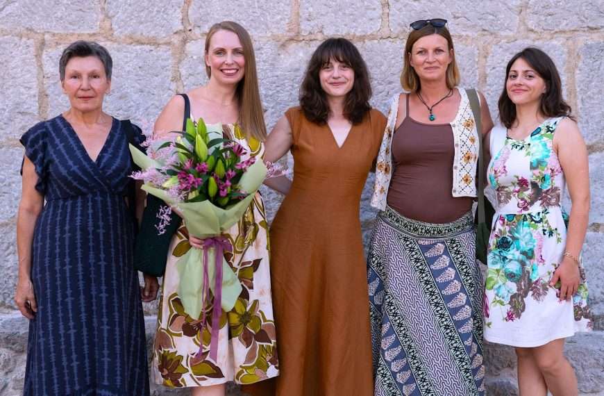 Nicanje iz tame – Svečano otvorena izložba Margerite Rakić u Omišlju