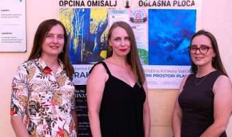 Rapsodija boja u Omišlju – Otvorene izložbe akademskih umjetnica Marine Fernežir i Kristine Kinkele Valčić