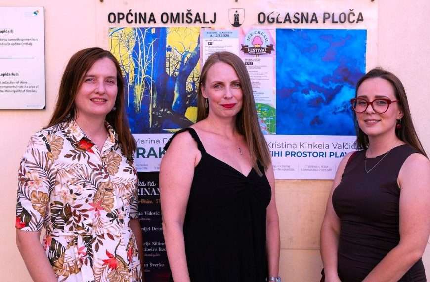 Rapsodija boja u Omišlju – Otvorene izložbe akademskih umjetnica Marine Fernežir i Kristine Kinkele Valčić