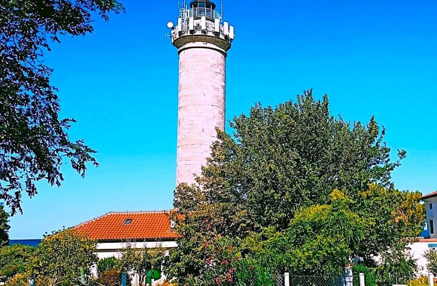 Svjetionik koji pamti tišinu