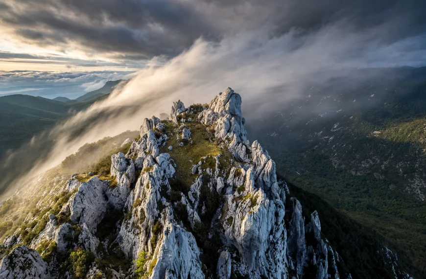 ŠAPAT VJETRA NA VELEBITU - AI photo