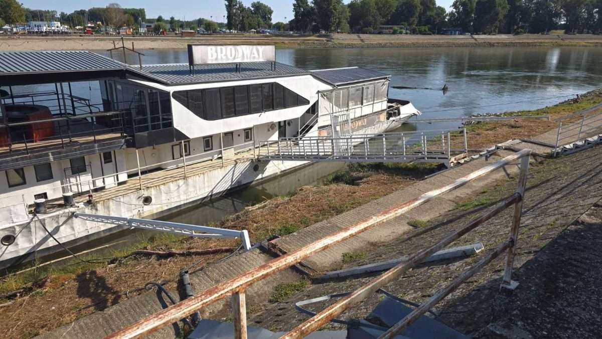 brod koji godinama trune i skuplja smeće na dravi preko puta osječke tvrđe