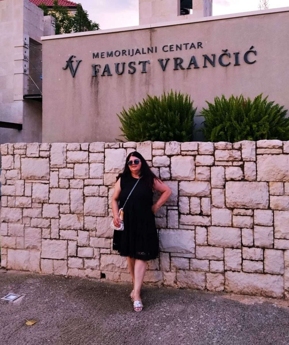 Predstavljen novi roman Vesne Štulić: „Tajna Tihatskog križa” oživjela mističnu povijest Prvića i Tijata predstavljen novi roman vesne Štulić „tajna tihatskog križa” (1)