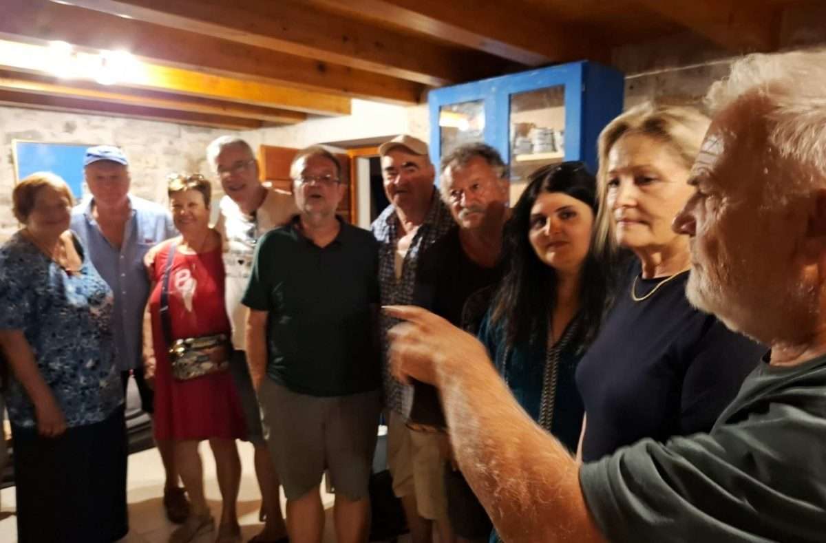 Predstavljen novi roman Vesne Štulić: „Tajna Tihatskog križa” oživjela mističnu povijest Prvića i Tijata predstavljen novi roman vesne Štulić „tajna tihatskog križa” (3)