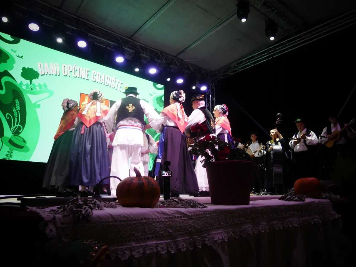fd Šokadija osijek nastupom u gradištu digla selo na noge (8)