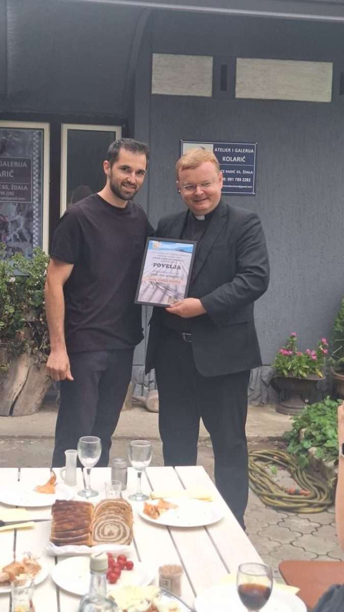 mons. dariu paviši uručena povelja počasnog člana udruge peski art Đurđevac (1)