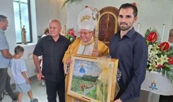 Lourdes postaje mjesto virtualnoga hodočašća mons. dariu paviši uručena povelja počasnog člana udruge peski art Đurđevac (10)