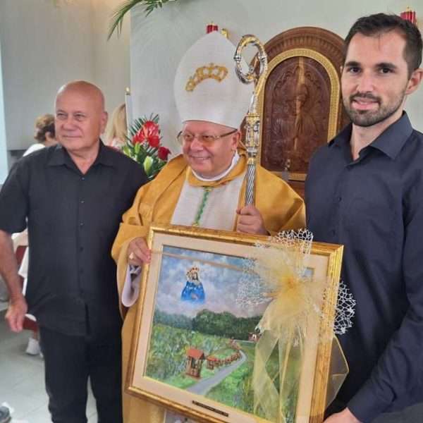 Mons. Dariu Paviši uručena Povelja počasnog člana udruge “Peski-Art Đurđevac”