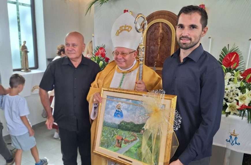 mons. dariu paviši uručena povelja počasnog člana udruge peski art Đurđevac (10)