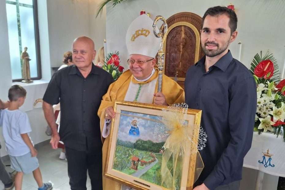 mons. dariu paviši uručena povelja počasnog člana udruge peski art Đurđevac (10)