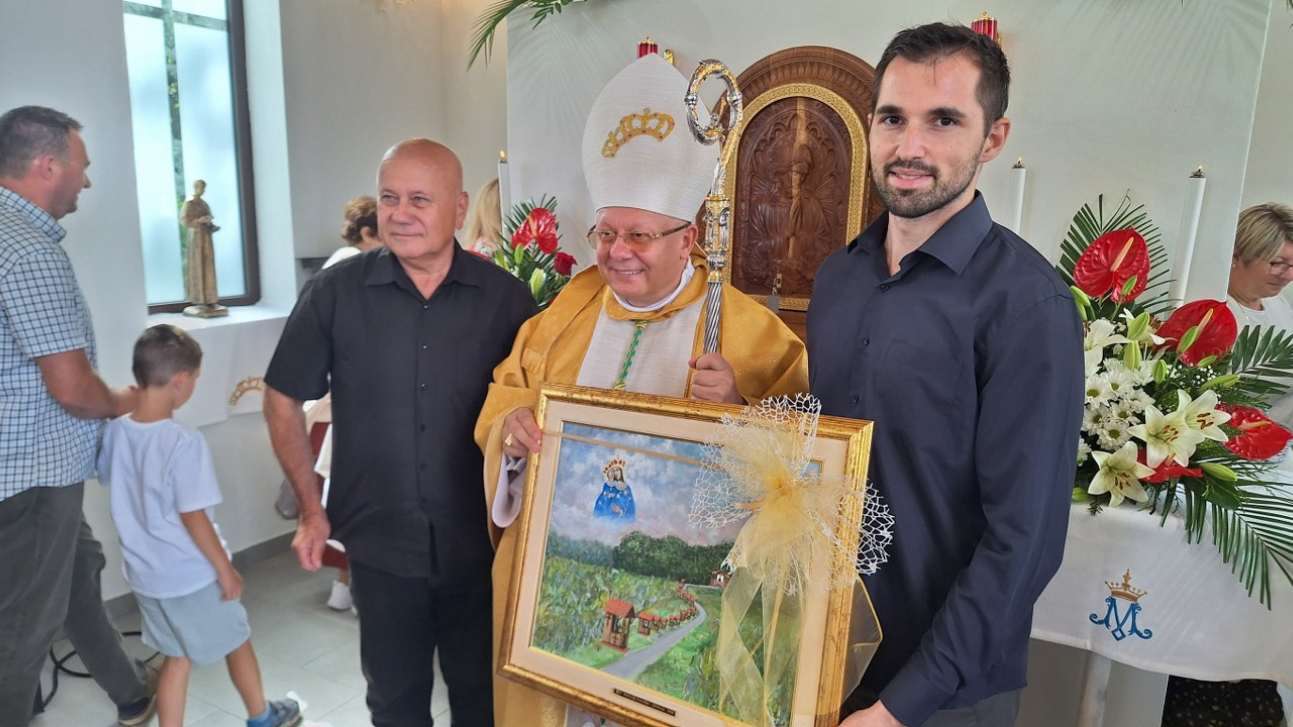 mons. dariu paviši uručena povelja počasnog člana udruge peski art Đurđevac (10)