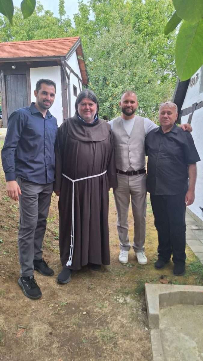 mons. dariu paviši uručena povelja počasnog člana udruge peski art Đurđevac (14)