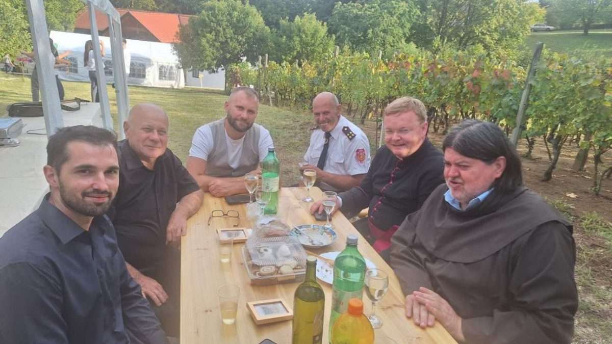 mons. dariu paviši uručena povelja počasnog člana udruge peski art Đurđevac (15)